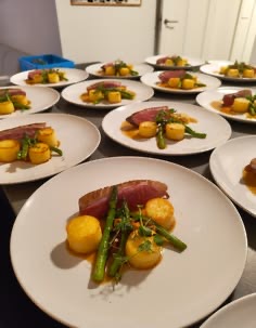 Assiettes dressées pour un repas avec légumes et pommes de terre